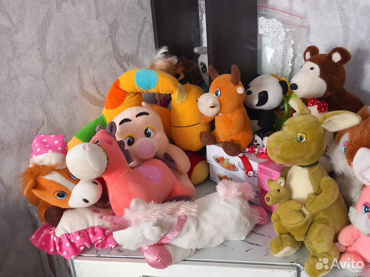 Детские игрушки мягкие много на фото невсе