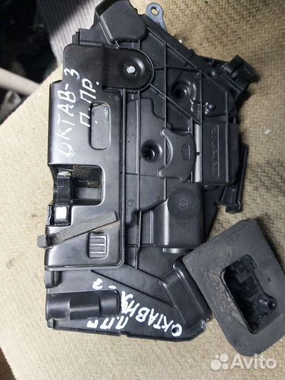 Замок двери Шкода Октавия 3