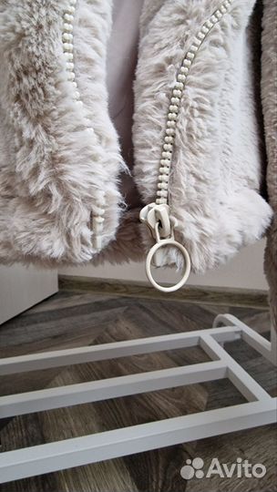 Шуба из эко меха с капюшоном размера М