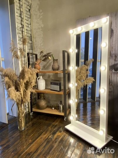 Гримерное зеркало с лампочками