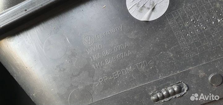 Обшивка двери задней правой Volkswagen Golf V 200