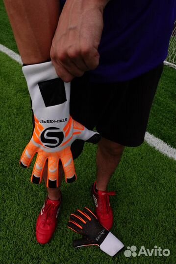 Вратарские перчатки бренда 