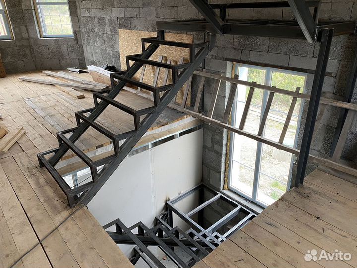 Металлический каркас лестницы для дачи и дома