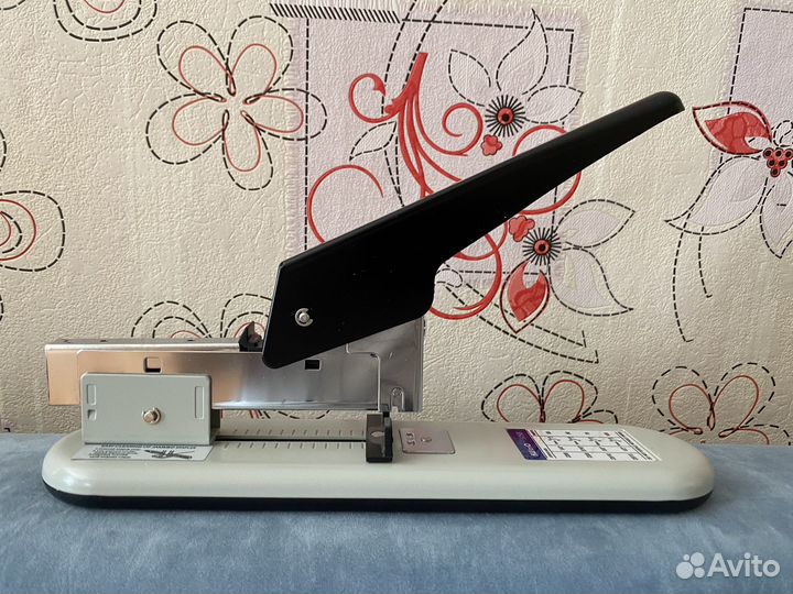 Степлер канцелярский