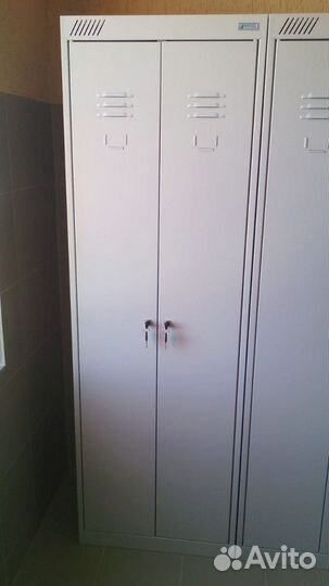 Металлический шкаф для одежды