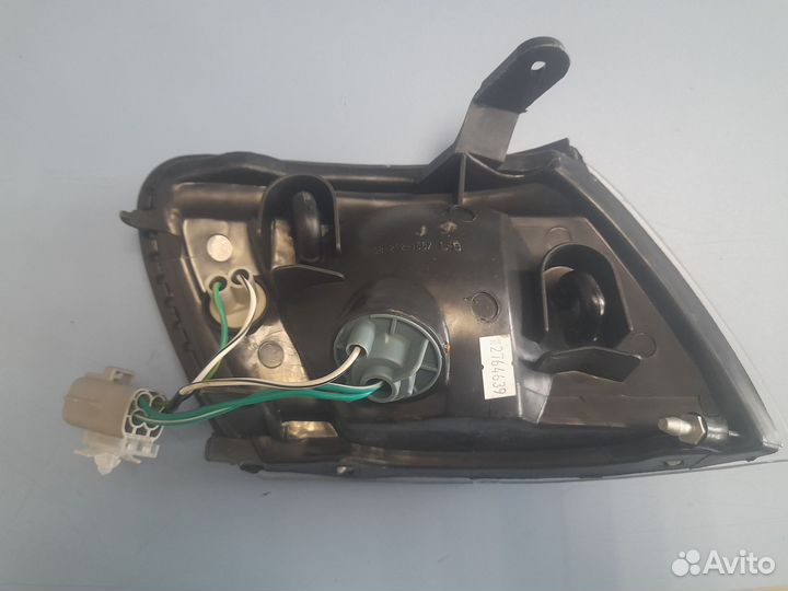 Указатель поворота правый белый toyota carina E 92