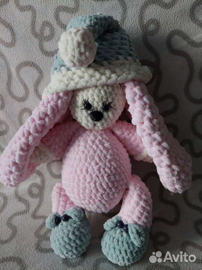 Плюшевый заяц вязаный