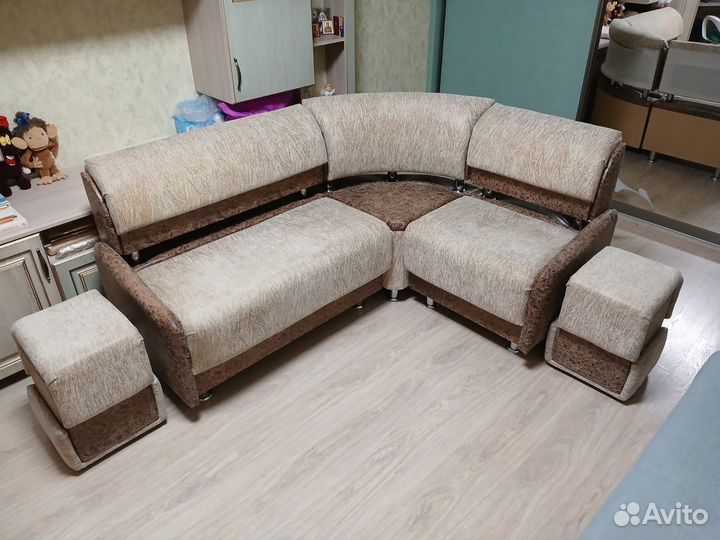 Угловой диван на кухню