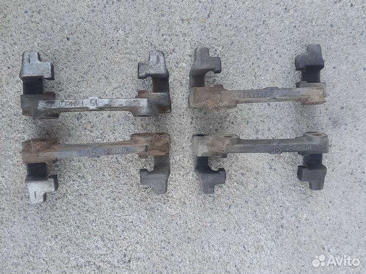 Скоба заднего суппорта Мазда 3 вк