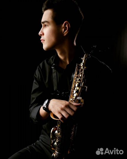Саксофонист на праздник