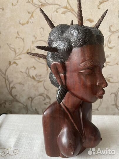 Статуэтка из красного дерева