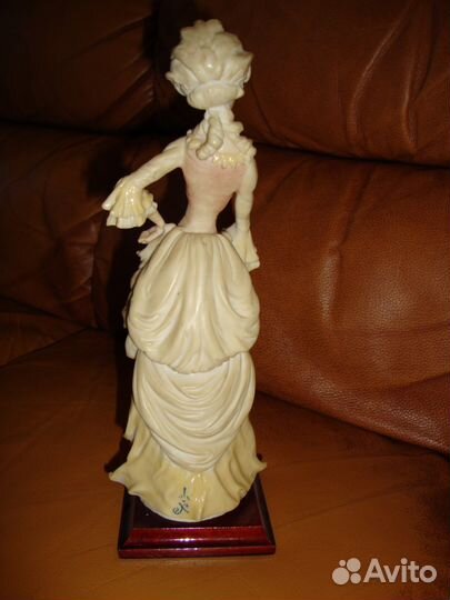 G Armani Армани Каподимонте Дама с пером