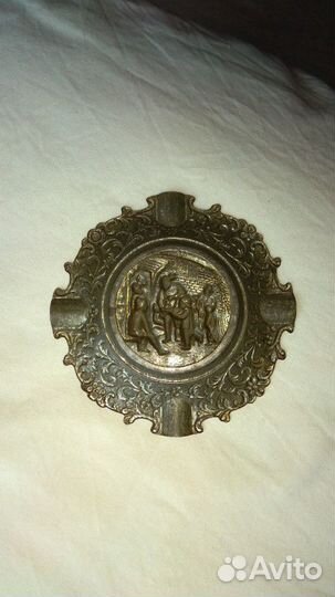 Пепельница и прялка