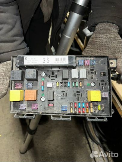 Блок предохранителей под капот Opel Zafira B