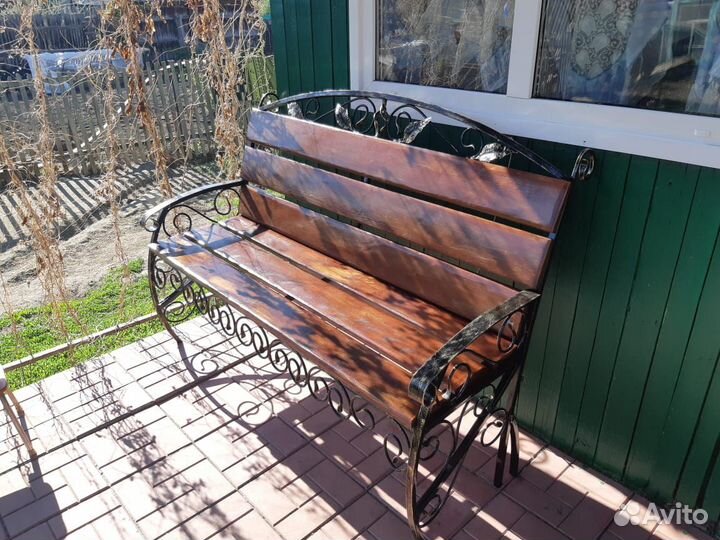 Скамейка с кованными элементами