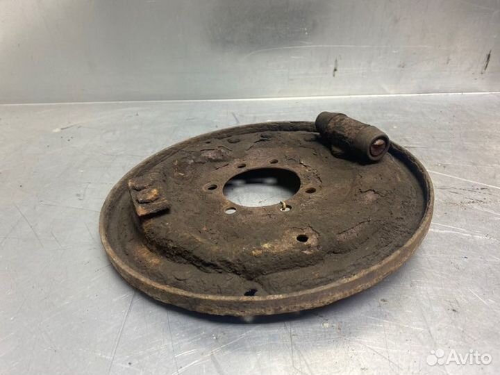 Щит опорный задний правый Audi 80/90 B4