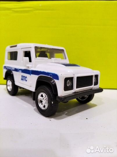 Моделька land rover defender 1:43