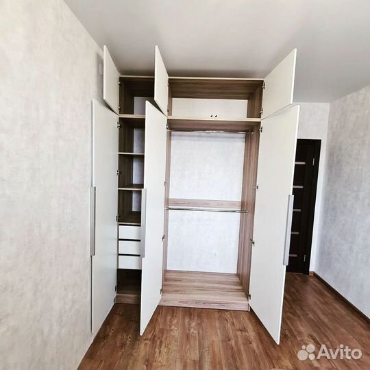 Шкаф с встроенной гладильной доской