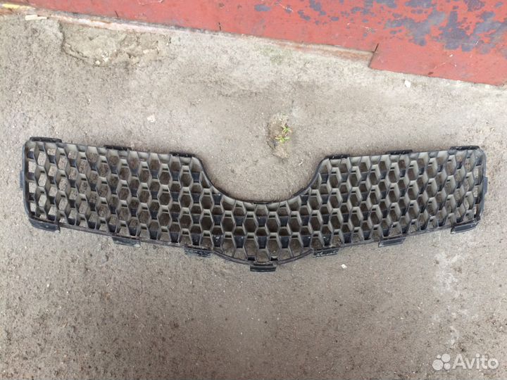 Решетка радиатора Yaris c 2005 г.в