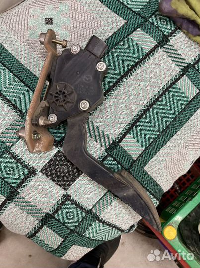 Педаль газа Mazda L20641600