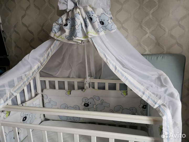 Детская кроватка с маятником