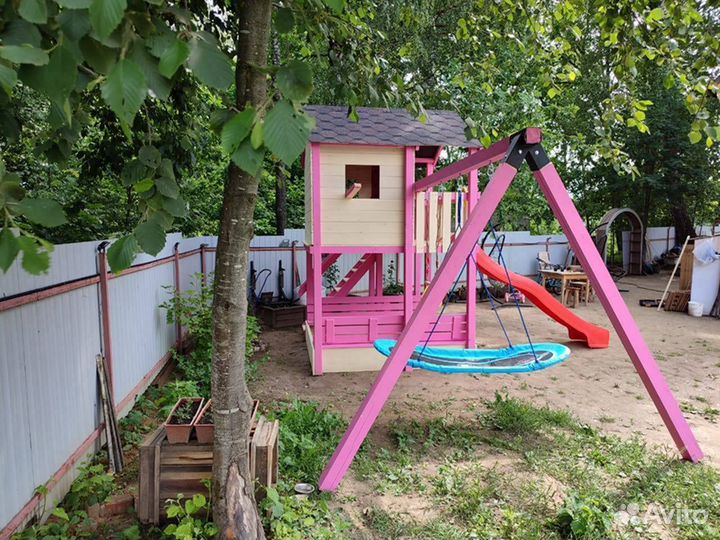 Детский деревянный домик на сваях