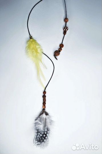 Перья на заколке