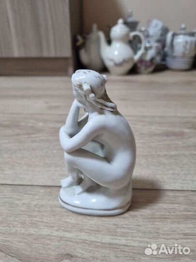 Фарфоровые статуэтки девушка на пляже лфз