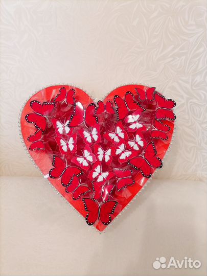 Бокс с подсветкой из бабочек