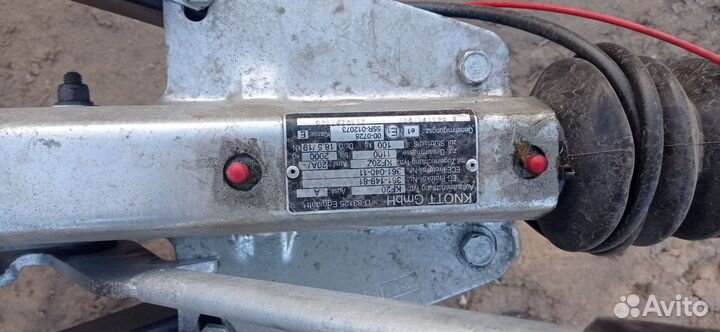 Прицеп двухосный с тормозом наката