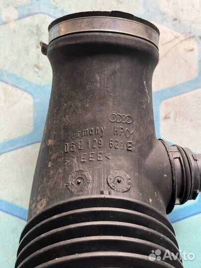 Патрубок воздушного фильтра 06E129629E