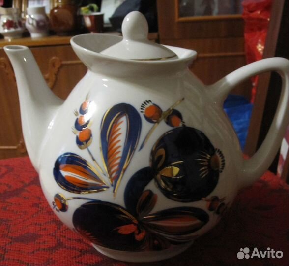 Чайники большие фарфоровые и чайницы