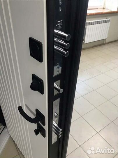 Входная дверь в квартиру металлическая