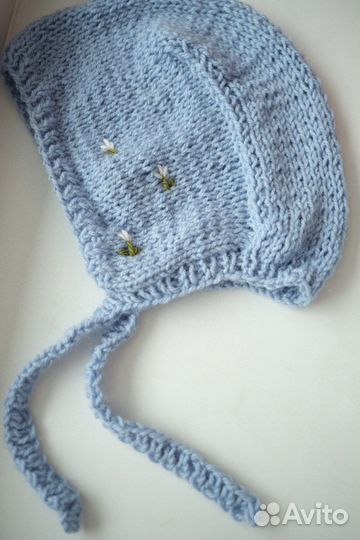 Вязаный чепчик с вышивкой