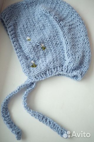 Вязаный чепчик с вышивкой