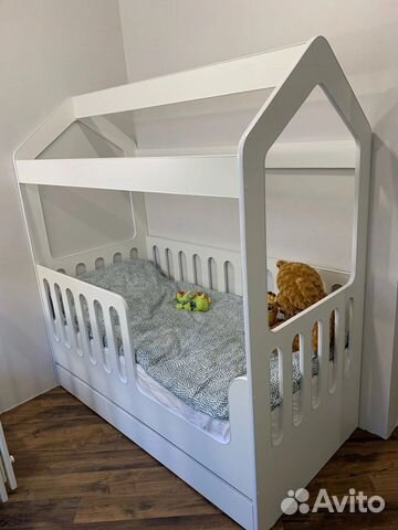 Детская кроватка домик