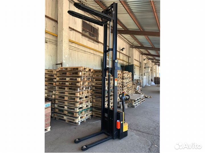 Штабелер электрический самоходный