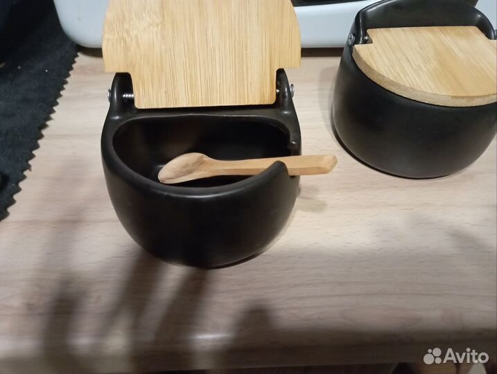 Солонка и сахарница