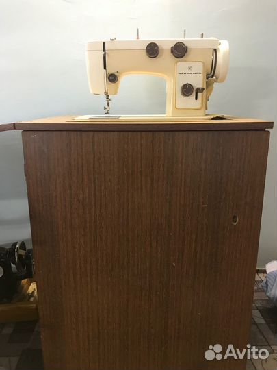 Швейная машинка чайка 142м