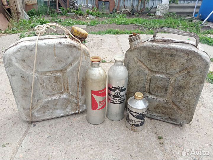 Набор алюминиевых канистр и бутылок