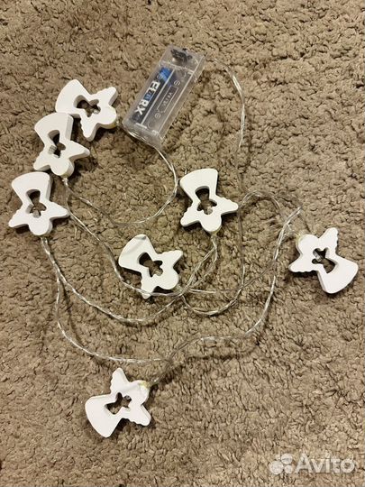 Гирлянда на батарейках и деревянные игрушки