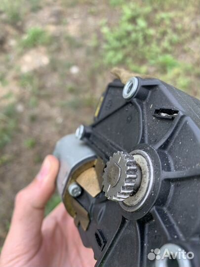 Электромотор для люка Мазда