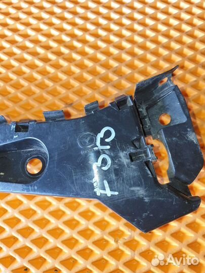 Кронштейн заднего бампера правый Mazda 3 BM