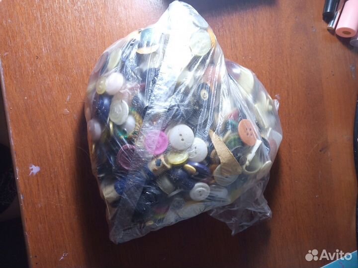 Пакет пуговиц, значков