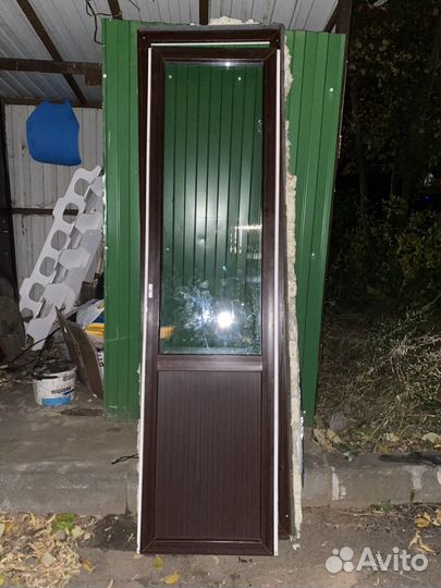 Дверь пластиковая уличная