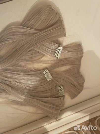 Волосы на заколках блонд