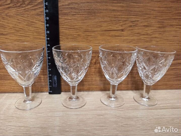 Графин, рюмки и фужеры