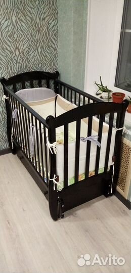 Детская кроватка с маятником и ящиком