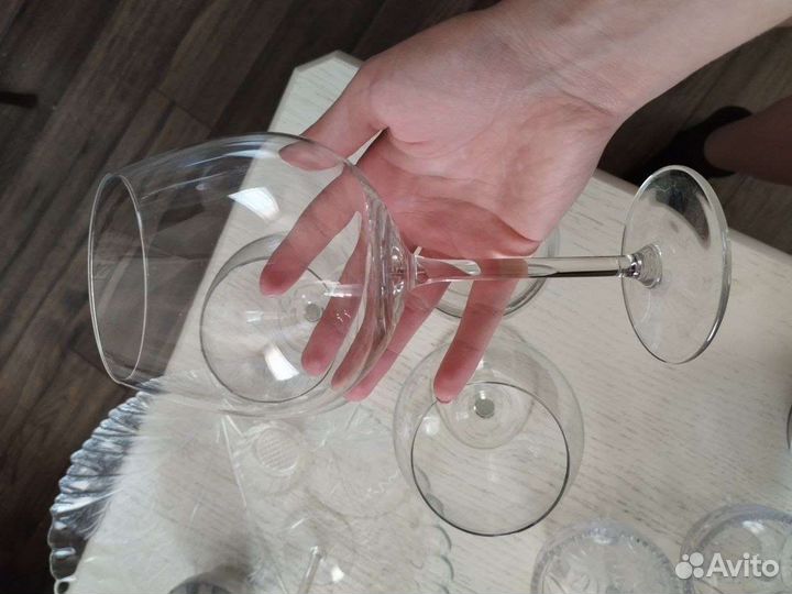 Много посуды, большое блюдо, бокалы, десертницы