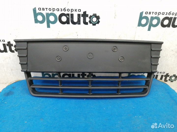 Решетка переднего бампера центральная матовая